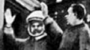 Juri
                        Gagarin angeblich an der Einstiegsrampe,
                        unscharfer Kopf ohne Tiefenschärfe,
                        offensichtlich gemaltes, gefälschtes Bild. Und
                        die Aufschrift "CCCP" fehlt auf dem
                        Helm.
