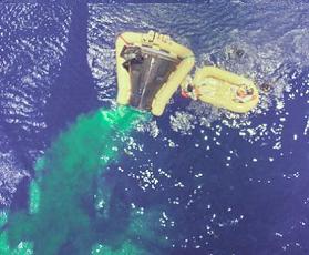 Gemini 4: Splashdown with a green dye so
                          helicopter pilots can better find the landing
                          capsule, foto no. S65-34044.