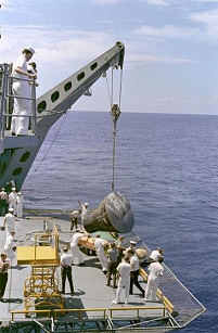 The Gemini
                            5 capsule brought on board, foto no.
                            S65-46630.