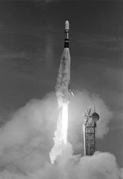 Start of the
                          booster rocket of "Lunar Orbiter 1",
                          foto no. L-1966-06381, probably the rocket is
                          empty.