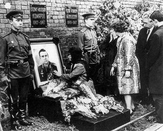 Funeral of Vladimir Komarov on the
                          Kremlin wall.