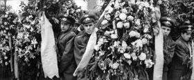 Gagarins Staatsbegrbnis in Moskau an der
                          Kremlmauer: Krnze