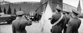 Gagarins
                          Staatsbegrbnis in Moskau an der Kremlmauer:
                          Letztes Salut fr Gagarin