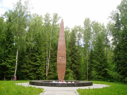 Gagarin-Denkmal in einem Birkenwald in Russland
                    an der angeblichen Absturzstelle von 1968