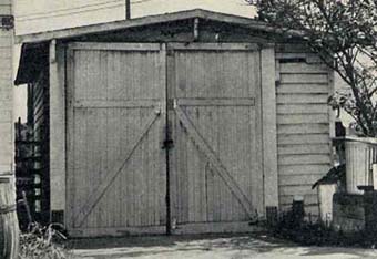 The garage of
                        Walt Disney, his first "film studio"
                        1923, exterior view.