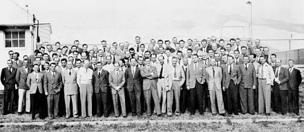 1947 approx.: German rocket engineers at Fort
                Bliss. Seventh from the right in the first row is
                Wernher von Braun,