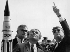 November 1963: Robert C. Seamans Jr.
                        (left), Wernher von Braun (middle), John F.
                        Kennedy (right) in November 1963. Braun and
                        Kennedy are viewing skywards and believe in
                        rockets.