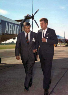 1963: Wernher von Braun (left) with John
                          F. Kennedy (right) on an airfield.