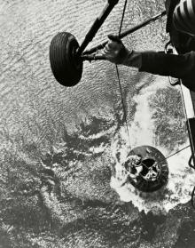 Mercury 1 with the capsule "Freedom
                          7": Shepard after the splashdown on the
                          helicopter rope.