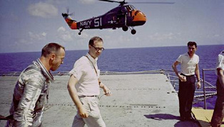 Mercury 1 with capsule Freedom 7: Shepard is
                  welcome on the aircraft carrier Lake Champlain.