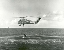 Mercury 2 with capsule "Liberty Bell
                          7": The helicopter tries in vain to
                          rescue the capsule. But it seems that the
                          capsule is more important than Grissom!