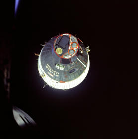 Gemini 6A and 7 foto no.S65-63189: In the
                    alleged redezvous performance structures of the hall
                    can be clearly seen.