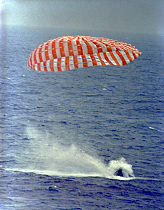 Splashdown of Gemini 9A, foto
                                    no. 66C-5085. With only 0,7 km
                                    aberration from the planned landing
                                    point also this flight is a lie.