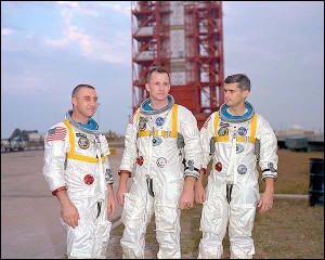 Apollo-1,
                      foto no.: 67PC-0016: The astronauts Virgil
                      Grissom, Edward White and Roger Bruce Chaffee in
                      front of a starter's tower, 17.1.1967