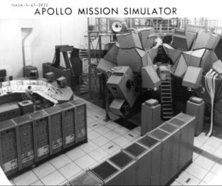 Kommandofhrenmissionssimulator am
                            Manned Spacecraft Center MSC in Houston,
                            Aussenansicht.