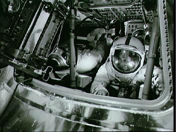 Trainingsfoto im
                          Kommandofhrenmissionssimulator in Houston im
                          Manned Spacecraft Center (MSC), Gebude 5,
                          1972