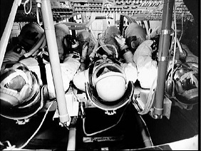 Kommandomodulsimulator, Innenansicht
                            mit drei Astronauten Thomas P. Stafford,
                            John W. Young und Eugene A. Cernan,
                            15.1.1968, Foto-Nr.: S68-15952