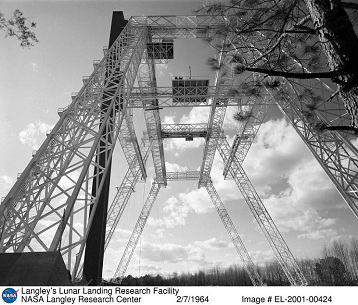 Der Mondkran / Brckenkran in Langley,
                          Sicht von unten, 2.7.1964, Foto-Nr.:
                          EL-2001-00424