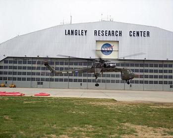 Der Himmelskranhelikopter Sikorski (sky
                            crane helicopter) vor dem Langley Research
                            Center stand ab 1962 zur Verfgung,
                            Foto-Nr.: 1972-L-01555