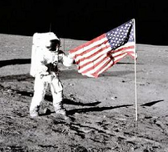 Mondlge: Apollo 12: Astronaut Conrad
                          entfaltet die Flagge "auf dem Mond"
                          und ussert die Mglichkeit, die
                          Mondlandefhre sei nur ein
                          "Modell"...