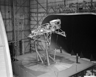 Mondlandungs-Forschungsgert ("Lunar
                          Landing Research Vehicle" LLRV) bzw.
                          Mondlandungs-Trainingsgert ("Lunar
                          Landing Training Vehicle" LLTV) der Firma
                          "Bell" in einer Testhalle.