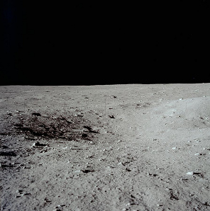 Apollo 11: Foto-Nr. AS-11-40-5852:
                          "Mondpanorama" mit flachem Horizont,
                          obwohl Apollo 11 in einer Ebene mit Bergen
                          rundherum gelandet sein soll.