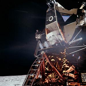 Apollo 11, Foto-Nr. AS11-40-5863: Aldrin
                          steigt aus der "Mondlandefähre" aus,
                          im Gegenlicht im Schatten, un trotzdem gut
                          sichtbar.