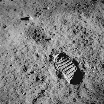 Apollo 11, Foto-Nr. AS11-40-5878:
                            Unmöglich von oben fotografierter
                            Mondfussabdruck mit Mondboden ohne
                            Tiefenschärfe, wahrscheinlich Fotomontage.