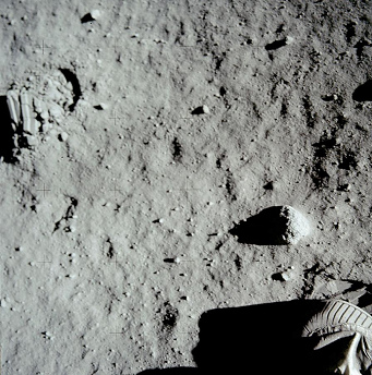 Apollo 11, Foto-Nr. AS11-40-5879:
                            Mondfussabdruck mit Astronautenschuh des
                            fotografierenden Astronauten, unmöglich.