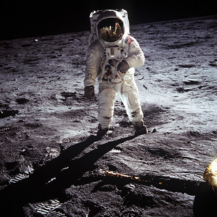 Apollo 11, Foto-Nr. AS-11-40-5903: Aldrin
                          von oben fotografiert, ist bei Kamera an der
                          Brust unmöglich