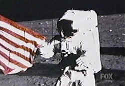 Unvollständiges Fadenkreuz bei
                        Apollo 12 am Arm des "Astronauten",
                        NASA-Foto Nr. AS12-47-6897