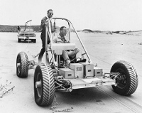 Das erste
                            "Mondauto" war ein Einsitzer, hier
                            an einem Strand getestet