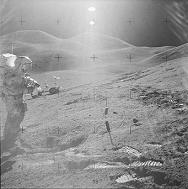Apollo 15 in der Mondhalle: Irwin mit zwei
                    Sonnen und Rover im Hintergrund