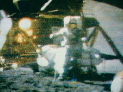 Apollo 15: Experiment
              von Astronaut David Scott: Ein Hammer und eine Feder
              sollen gleich schnell fallen. Aber das TV-Bild ist so
              unscharf, dass niemand erkennen kann, was da eigentlich
              fllt.