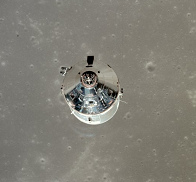 Here is a Command Module on it's
                            approach to the "moon", but this
                            should be in fact the "Lunar
                            Module"...