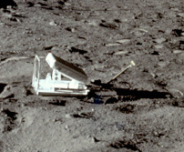 Apollo 11, Foto Nr. AS11-37-5498: Rund
                            um den Reflektor, der "auf dem
                            Mond" aufgestellt worden sein soll,
                            sind keine Fussspuren vorhanden. Der
                            Reflektor ist ins Foto hineinmontiert...