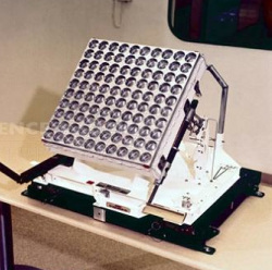 Laserreflektor von Apollo 11, 46 mal 46 cm,
                    kaum grsser als ein Laptop.