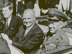 Kennedy mit Glenn im Cabriolet auf
                              Triumphfahrt