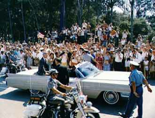 Triumphfahrt von
                    Gordon Cooper 1963 auf der Patrick Air Force Base
                    nach seinem Flug, der ein Fallschirmabwurf war.