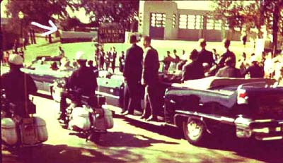 Kennedy-Attentat in
                              Dallas 1963: Limousine und eine der
                              Schusspositionen (Pfeil)