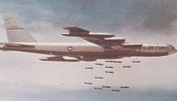 "US"-Bomber
                            "B-52" mit Napalmbomben ber
                            Vietnam ab der Operation "Rolling
                            Thunder" ab 1965