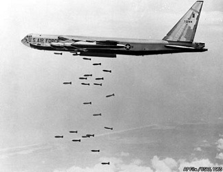 "US"-Bomber "B-52" mit
                        Napalmbomben ber Vietnam ab der Operation
                        "Rolling Thunder" ab 1965