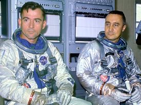 Gemini 3: Die Piloten
                            Young und Grissom werden nun auch zu
                            "Weltraumhelden", der erste
                            doppelt bemannte Flug.