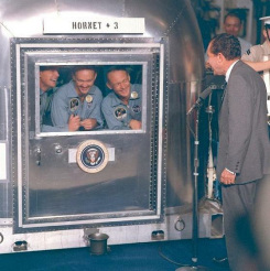 Nixon vor Apollo-11-Astronauten in
                                Quarantne.