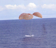 Apollo 13:
                                Wasserung / Splashdown. Die ganze Welt
                                denkt, sie hatten einen ernsten
                                Unfall...