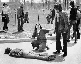 KentFour: Mary Ann Vecchio verwirft
                                die Arme und schreit kniend am Krper
                                des Studenten Jeffrey Miller, der auf
                                dem Campus der staatlichen Universitt
                                Kent mit dem Gesicht nach unten liegt,
                                4.5.1970.