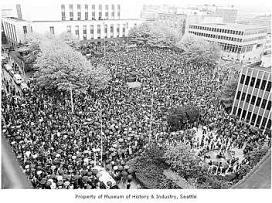 Demonstration vor dem
                              Bundesgerichtsgebude in Seattle
                              5.5.1970.