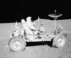 Apollo 15: Astronaut Scott fhrt
                                Rover "auf dem Mond", besser
                                gesagt in Houston im Simulationszentrum