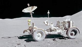 Apollo 15, Foto-Nr. AS15-88-11901:
                                Das Auto "auf dem Mond"
                                "Lunar Rover Vehicle" ist
                                "schn parkiert", ohne
                                Reifenspuren