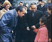 Nixon redet zu einem chinesischen
                                Mdchen, Hangchow, 26.2.1972. Hat er da
                                chinesisch geredet?